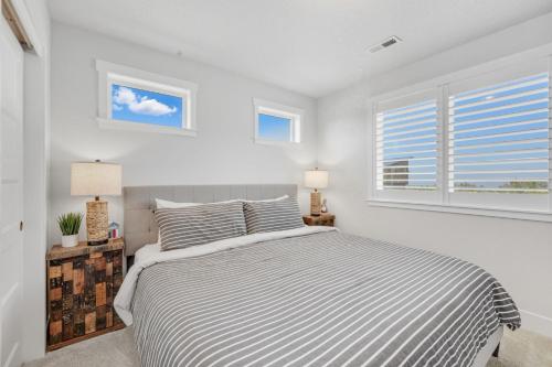 曼扎尼塔Sea Mist MCA 50628的一间白色卧室,配有床和2个窗户