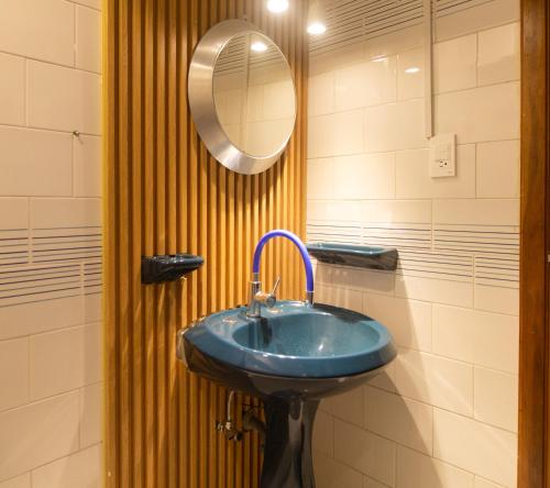 波拉马尔Apartamento Vacacional Costa Azul con salida Directa a la Playa Isla Margarita的带蓝色水槽和镜子的浴室