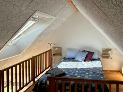 Postel nebo postele na pokoji v ubytování Skønt Tiny House Med Udsigt Til Åen