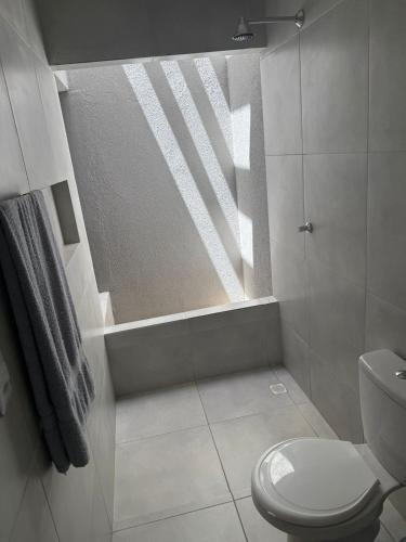 un bagno con wc e doccia in vetro di Rancho da Serra a Lagoa Nova