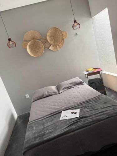 una camera da letto con un letto con cestini sul muro di Rancho da Serra a Lagoa Nova