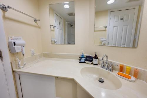 Koupelna v ubytování Romantic Oceanfront View, Discounted, Pools