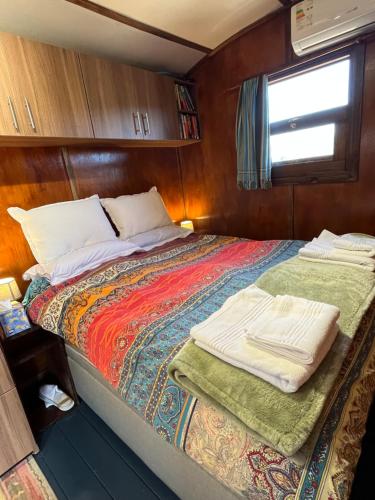 un letto sul retro di una barca di Granja Penitente a Minas