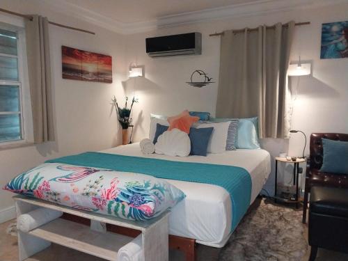 Ένα ή περισσότερα κρεβάτια σε δωμάτιο στο Private Guest House 2 bedrooms & 2 baths near Grace Bay Beach & Long Bay Beach.