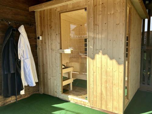 cabina in legno con doccia e porta in vetro di Zur Alten Schmiede a Wildschönau