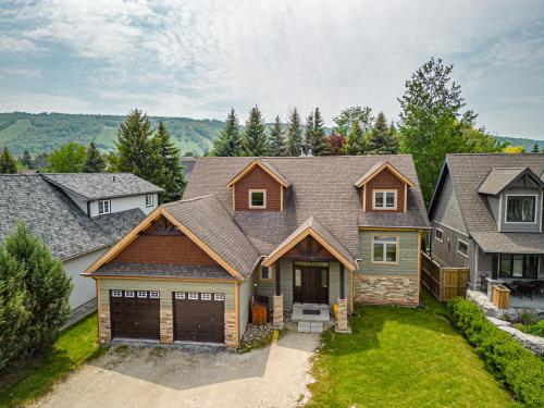 an aerial view of a house at Chalet at Blue in Blue Mountains