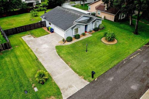una vista aérea de una casa con patio en Golf Cart to Beach , Pet Friendly, Fenced, Quiet, en Fernandina Beach