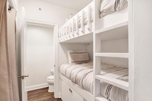 Postel nebo postele na pokoji v ubytování The Pass 307