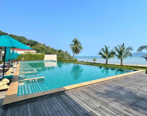 Swimmingpoolen hos eller tæt på Panoramic sea view flat, overlooking Bang Bao