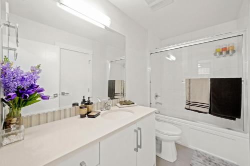 2 bed Suburban Oasis in Surrey في سوري: حمام أبيض مع حوض ومرحاض