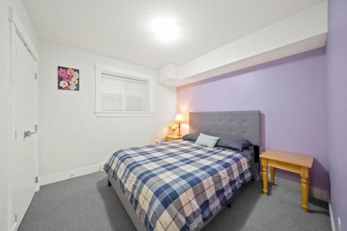 2 bed Suburban Oasis in Surrey في سوري: غرفة نوم صغيرة مع سرير وطاولة