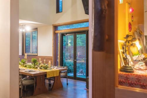 ein Esszimmer mit einem Tisch mit Kerzen darauf in der Unterkunft Kawa Mountains Hakuba in Hakuba