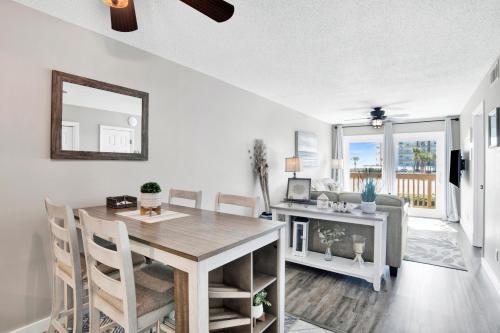 a kitchen and dining room with a table and chairs at Lei Lani M119 in Orange Beach