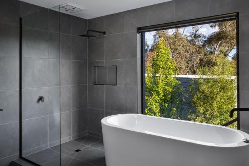 Ένα μπάνιο στο Izzy's Retreat