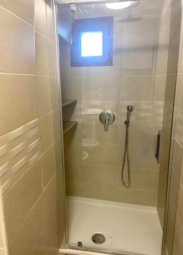 La Castellana في مونتي سانت أنجلو: دش مع باب زجاجي في الحمام