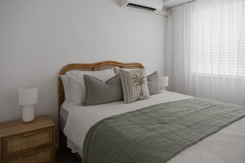 Coastal Canopy - your doorstep to Mount Coolum في كولوم: غرفة نوم بسرير كبير ونافذة