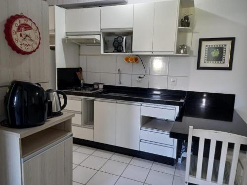 Nhà bếp/bếp nhỏ tại Residencial bella praia 2 H26