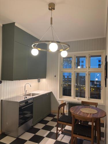 Una cocina o cocineta en Stad & Hav, Lägenhet i Strömstads Hjärta