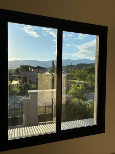 une fenêtre avec vue sur un balcon dans l'établissement Casa Alquiler Amoblada Salta, à Salta