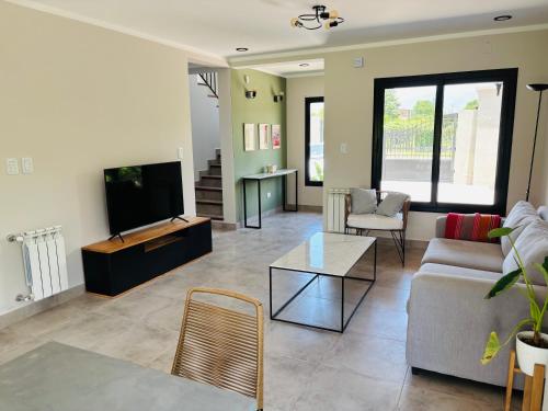 un salon avec un canapé et une télévision dans l'établissement Casa Alquiler Amoblada Salta, à Salta