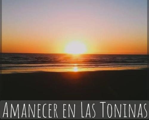un tramonto sulla spiaggia con le parole ambassador en le tortillas di Ensueños del mar a Las Toninas
