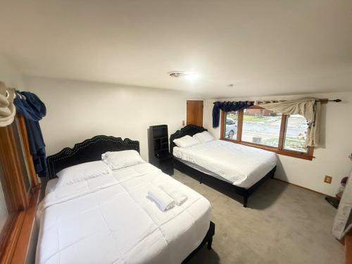 Postel nebo postele na pokoji v ubytování Sleep12-16guests ranch in West Seneca entire house