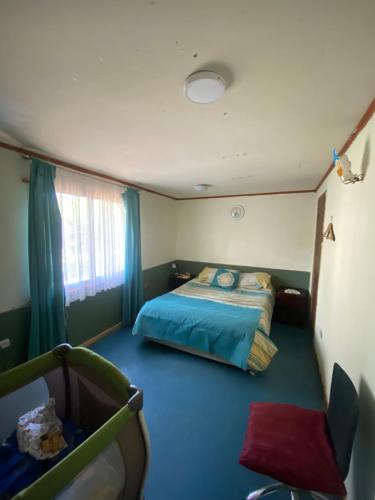 una piccola camera da letto con un letto e una finestra di Alojamiento en Casa Rural a Melipilla