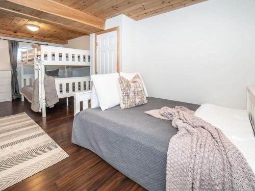 Ένα ή περισσότερα κρεβάτια σε δωμάτιο στο Lakefront Muskoka Cottage with Fire Pit and BBQ