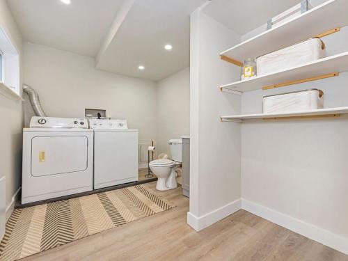 Η κουζίνα ή μικρή κουζίνα στο Lakefront Muskoka Cottage with Fire Pit and BBQ