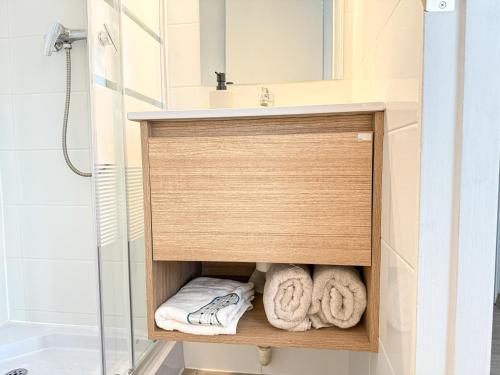 a bathroom with a vanity with towels in it at Departamento cerca de Cavancha Estacionamiento incluido in Iquique