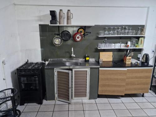 Η κουζίνα ή μικρή κουζίνα στο Sua estadia pé na areia - Só atravessar a Rua