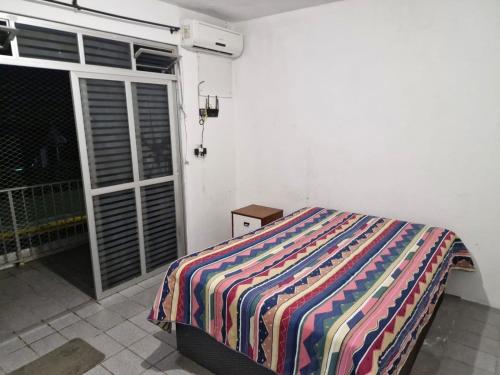 Ένα ή περισσότερα κρεβάτια σε δωμάτιο στο Sua estadia pé na areia - Só atravessar a Rua