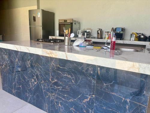 a kitchen counter with a marble counter top at Cantinho Aconchegante in Macapá