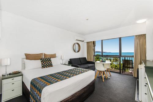 Ένα ή περισσότερα κρεβάτια σε δωμάτιο στο Aquarius On The Beach