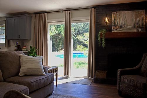 Et opholdsområde på Longleaf Retreat- Saltwater Pool