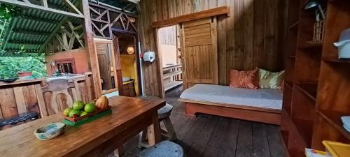 AlmiranteCasa Cacao的一间房间,配有一张床和一张桌子,上面有水果