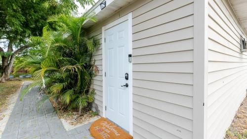 迈尔斯堡Florida Paradyse ll 5 min downtown Cozy Modern的相册照片