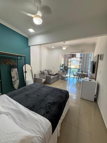 ein Schlafzimmer mit einem großen Bett und ein Wohnzimmer in der Unterkunft Studio lindo e completo no Centro RJ in Rio de Janeiro