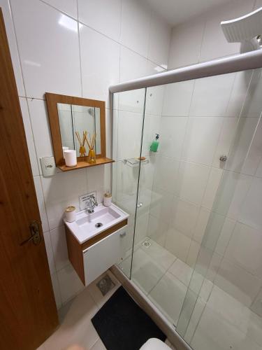 ein weißes Badezimmer mit Dusche und Waschbecken in der Unterkunft Studio lindo e completo no Centro RJ in Rio de Janeiro