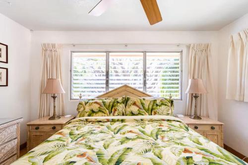 En eller flere senge i et værelse på Affordable Vacation Accommodations in Maui at the Kihei Kai Nani Resort