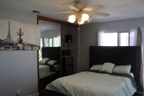 里弗赛德Private Room with Laundry and Pool access的一间卧室，里面有一张床和一个吊扇