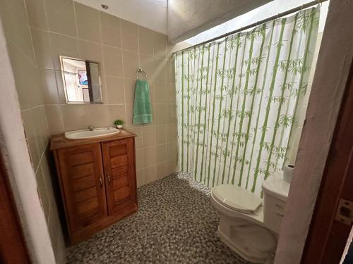 un bagno con lavandino, WC e doccia di Casa Rústica, Sofía, Frente al mar en Puerto Arista a Puerto Arista