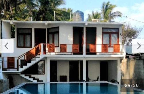 una casa con una piscina di fronte di Casa Rústica, Sofía, Frente al mar en Puerto Arista a Puerto Arista