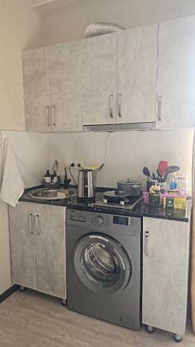 Kuchyň nebo kuchyňský kout v ubytování Meiman House close to Asia Mall