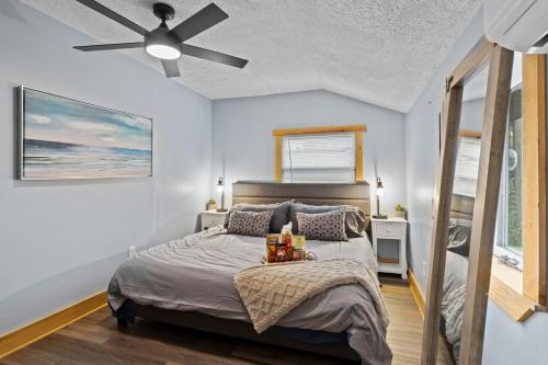 Ένα ή περισσότερα κρεβάτια σε δωμάτιο στο Beautiful Newly Renovated Home With King Bed & Lake Walkable