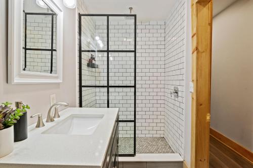 Ένα μπάνιο στο Beautiful Newly Renovated Home With King Bed & Lake Walkable