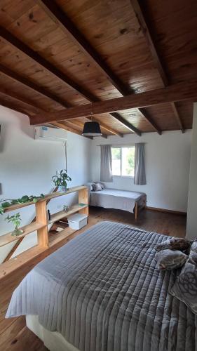 Un dormitorio con una cama grande en una habitación. en Casa Saint Claire, en Santa Clara del Mar