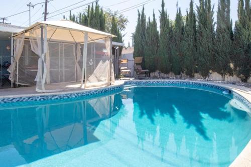 里弗赛德Private Room with Laundry and Pool access的一个带凉亭的大型蓝色游泳池