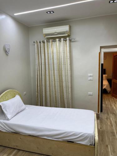 ein Schlafzimmer mit einem Bett und einem Fenster mit einer weißen Matratze in der Unterkunft Spirit valley villa in Luxor