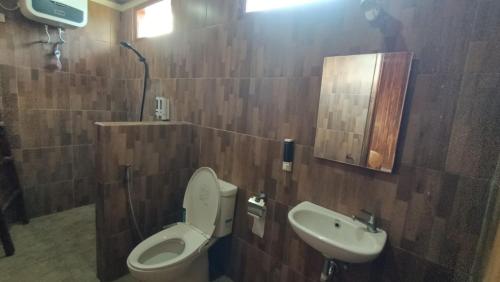 a bathroom with a toilet and a sink at Villa Bella Sembalun in Sembalun Lawang